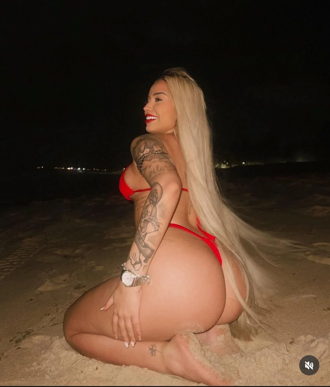 Alguém faz um cum tribute pra essa gostosa da donato, tenho mais fotos dela, pode chamar na dm image 2
