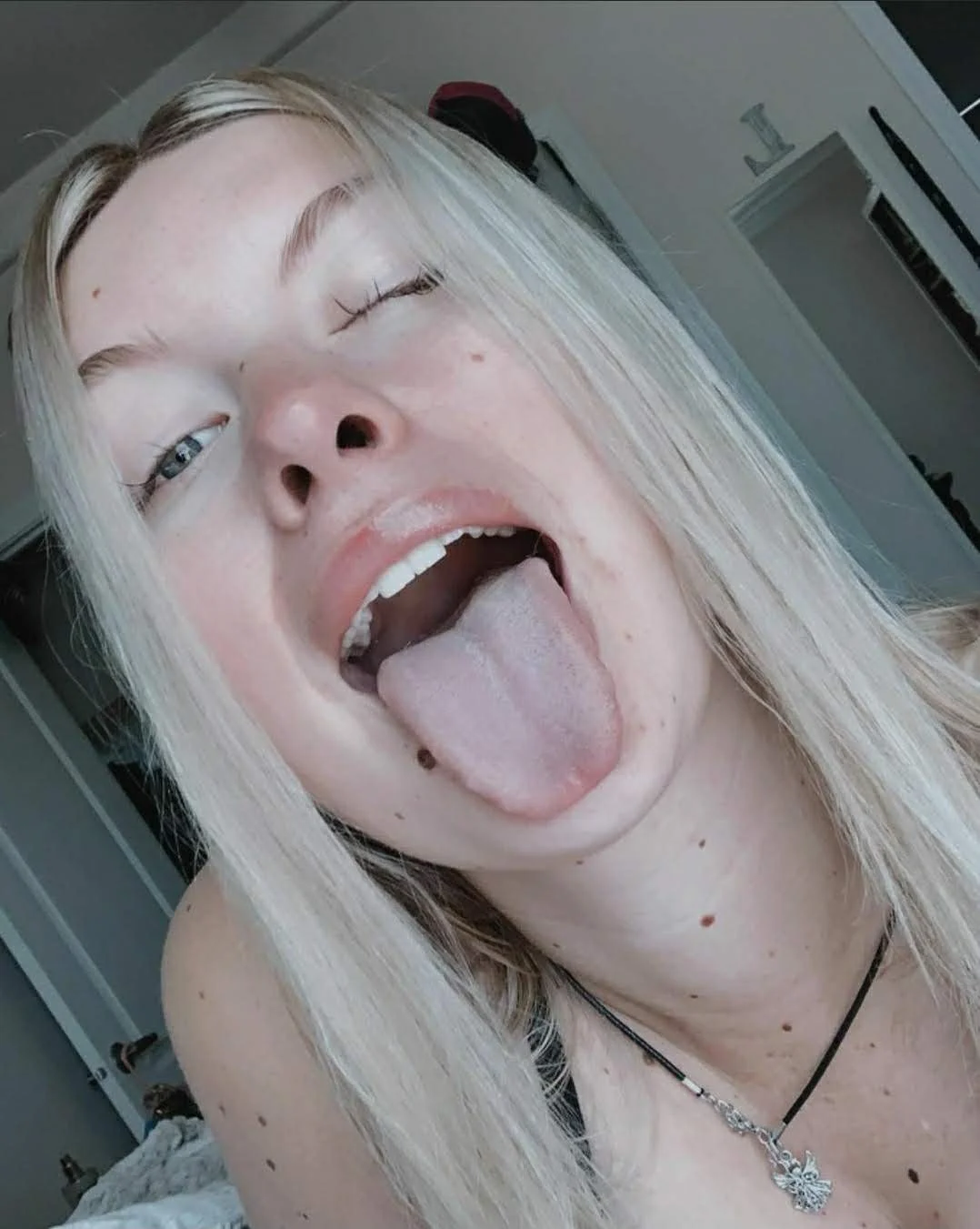 Girls mouth open main image