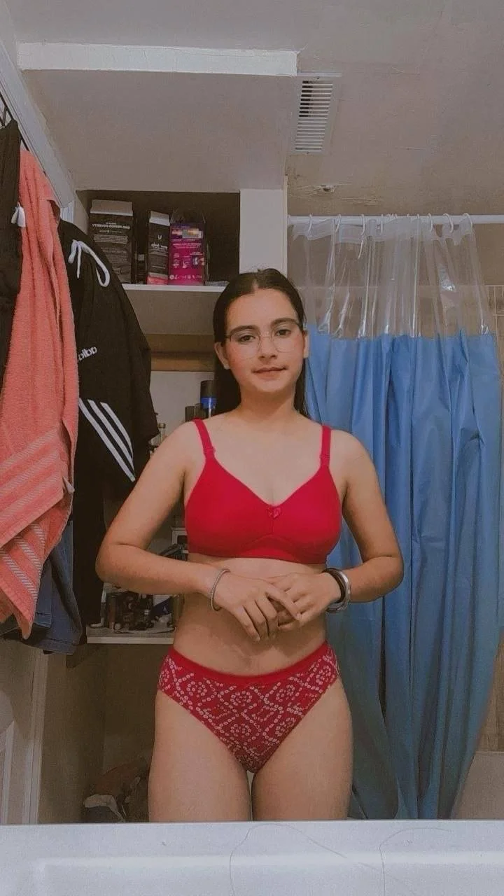 Novinha nerd se acabando na siririca image 6