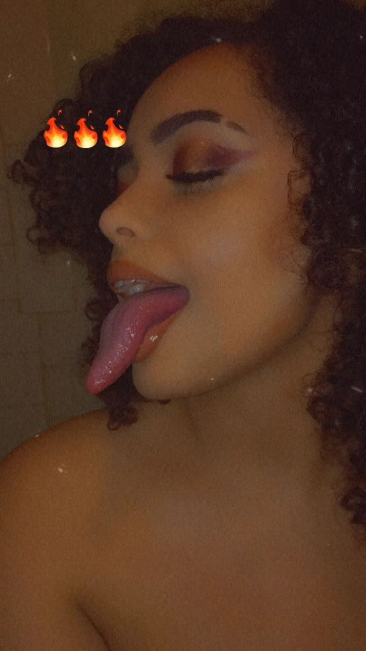 Sexy as fuck! Baddie has a great body image 5