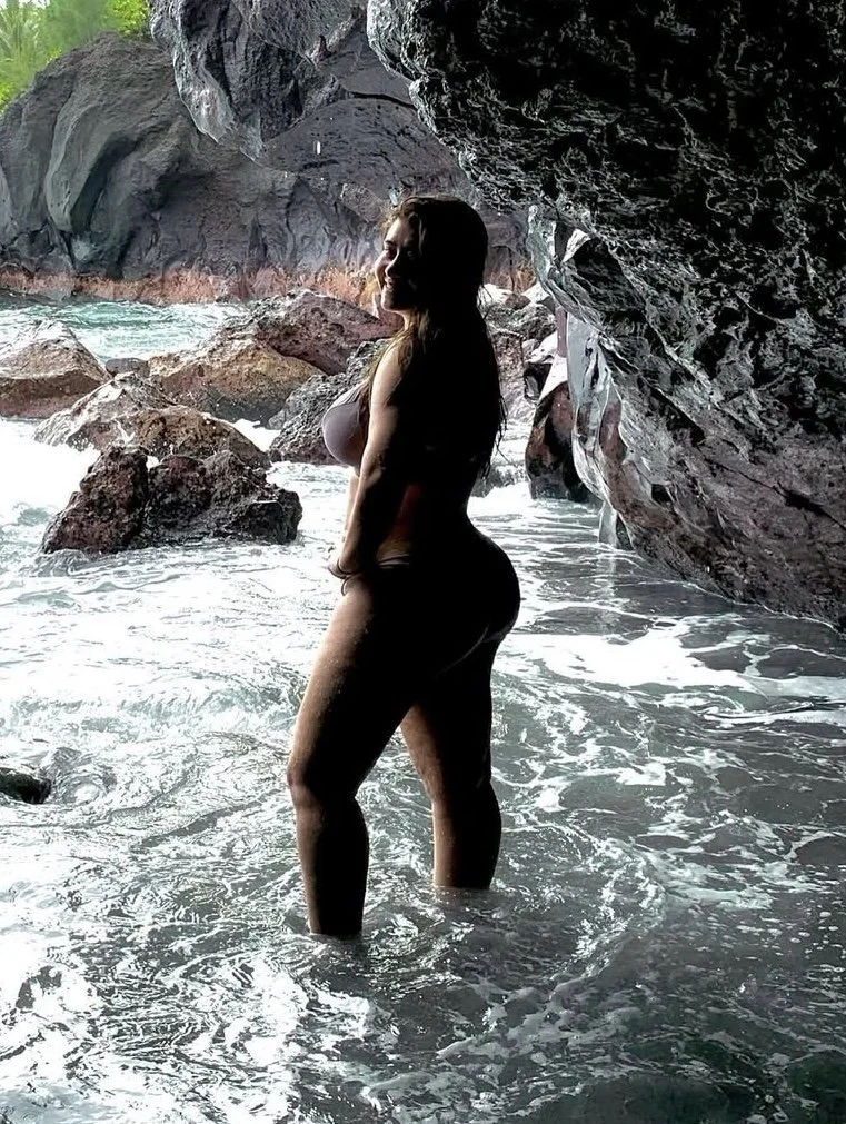 This fool wifey is a baddie with a natural fat booty image 4