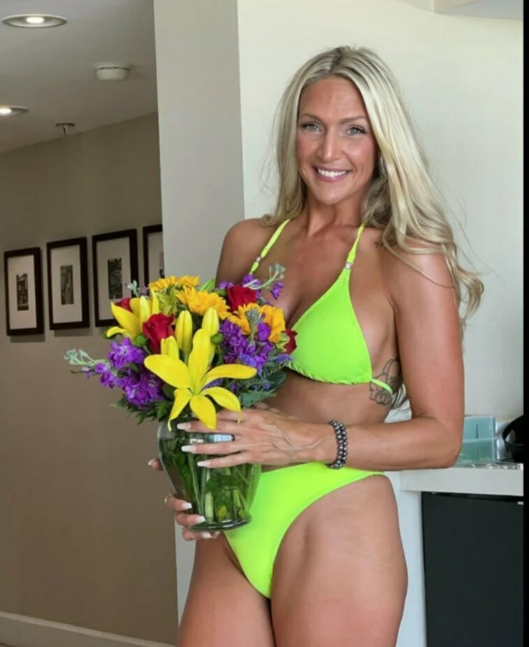 Blonde show off image 2