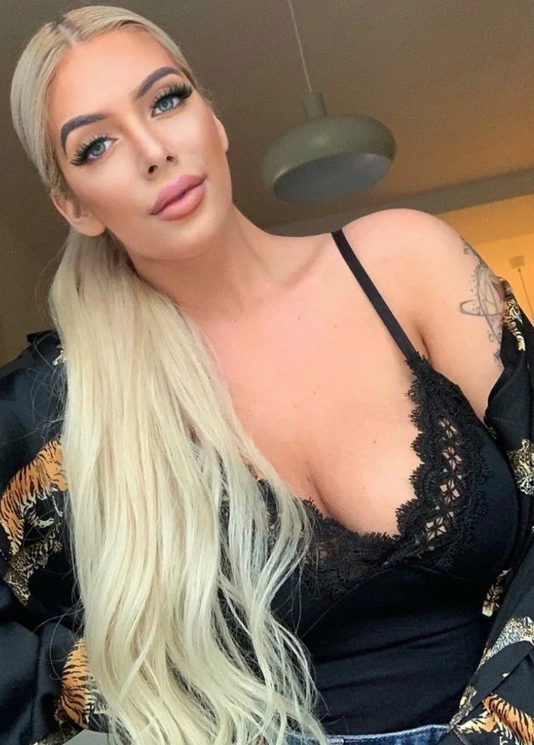 Sophia Hungarian escort main image