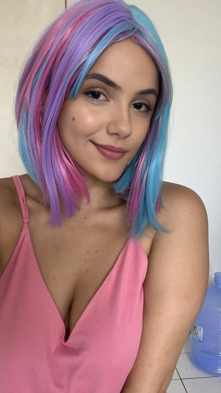 novinha do cabelo colorido gostosa @viiolethot main image