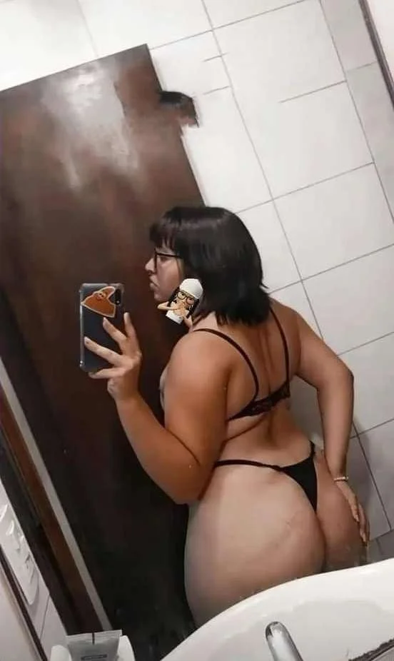 Pendeja le encanta entregar el culo image 5