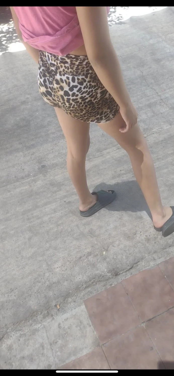 Pendeja turra y su vieja son acosadas image 3