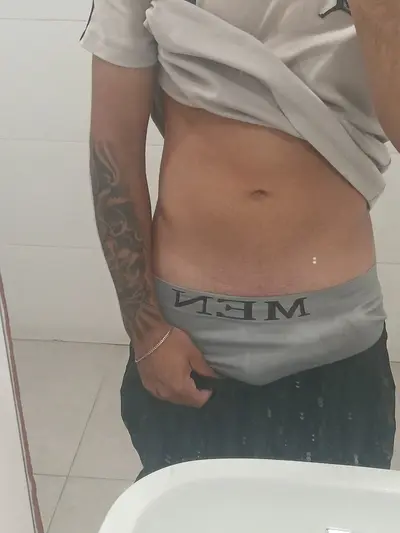 NOVINHO COM PENIS PEQUENO KKK cover image
