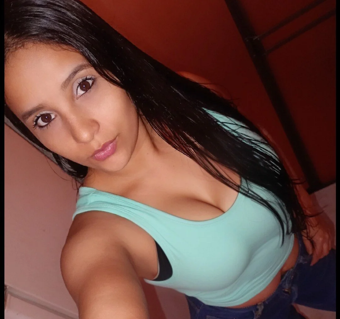 Virgen 😋. Haciendo el ❤️ Amor por primera vez! Dice la Nena.- Me duele pero sigue porfavor 🥵 image 1