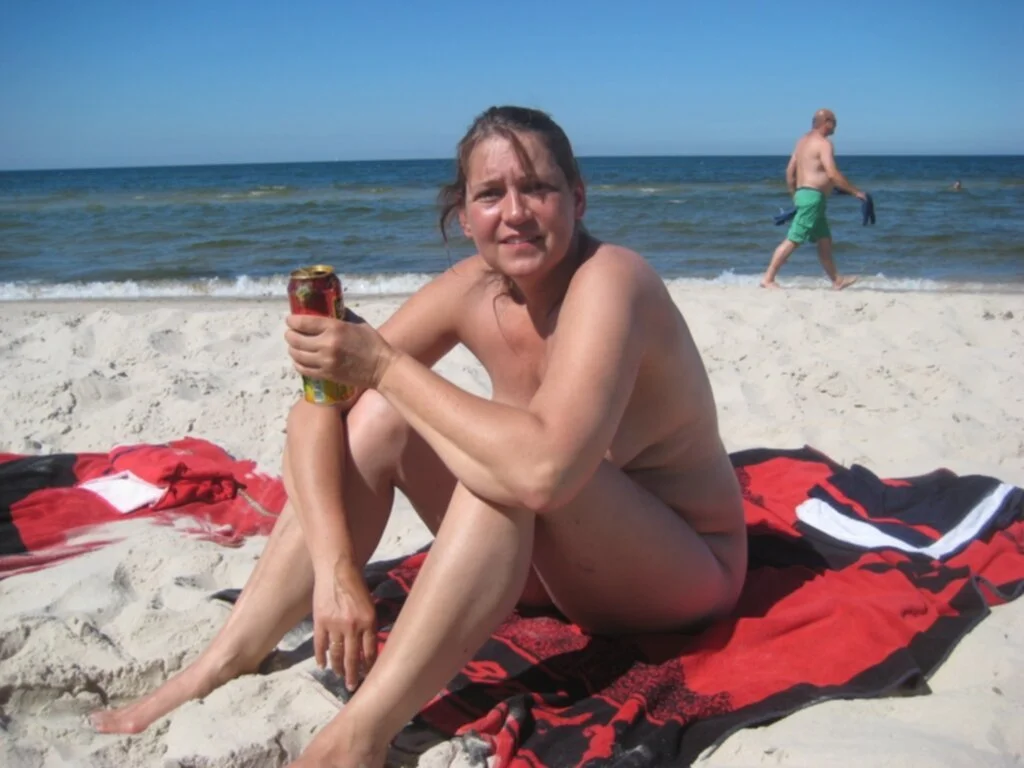 Esther Nackt image 16