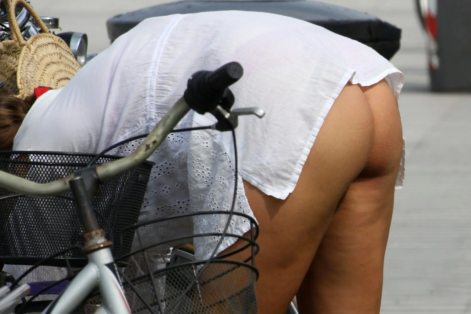 flashing ass in public street... image 3