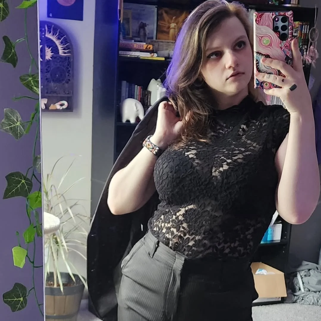 Disclosure #785: Naturally busty image 4