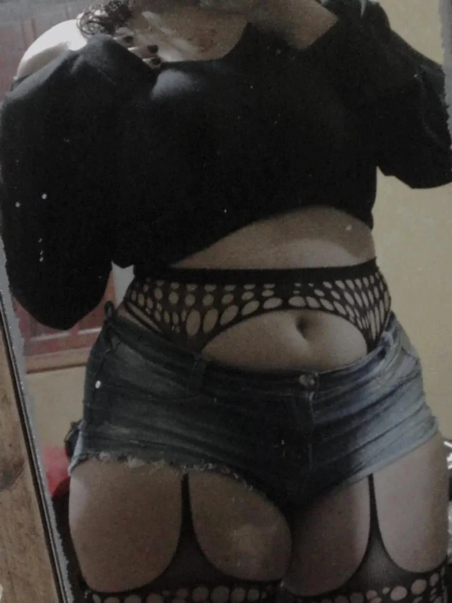 Gótica gordinha nuito peituda vazada image 4