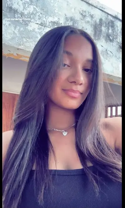 Putinha moreninha vazada por seguidor cover image