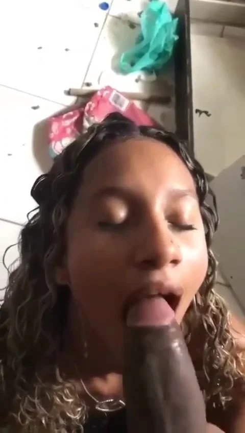 Novinha baixa renda de Madureira mamando gostoso na favela image 3