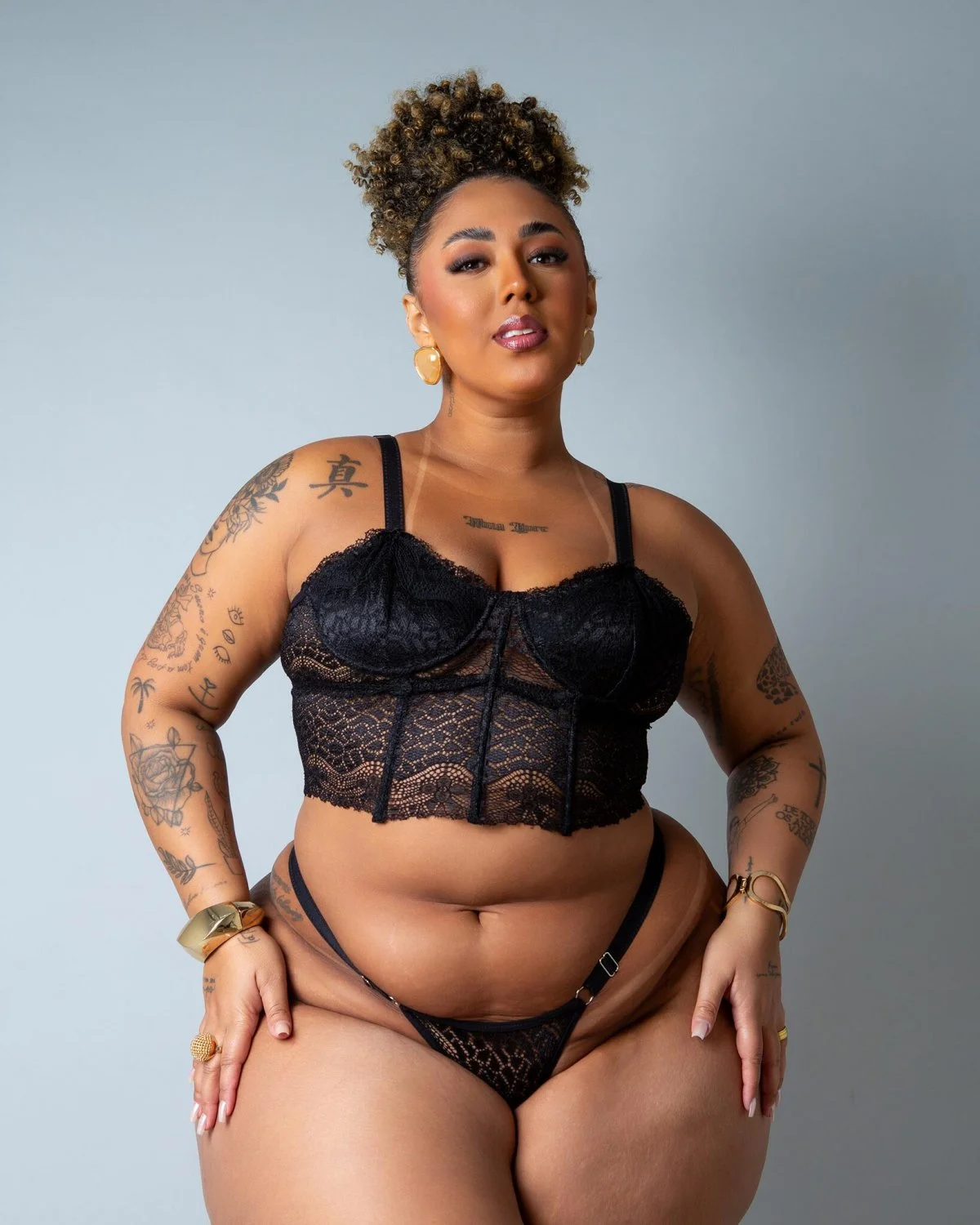 Morena safada de lingerie bucetao image 6