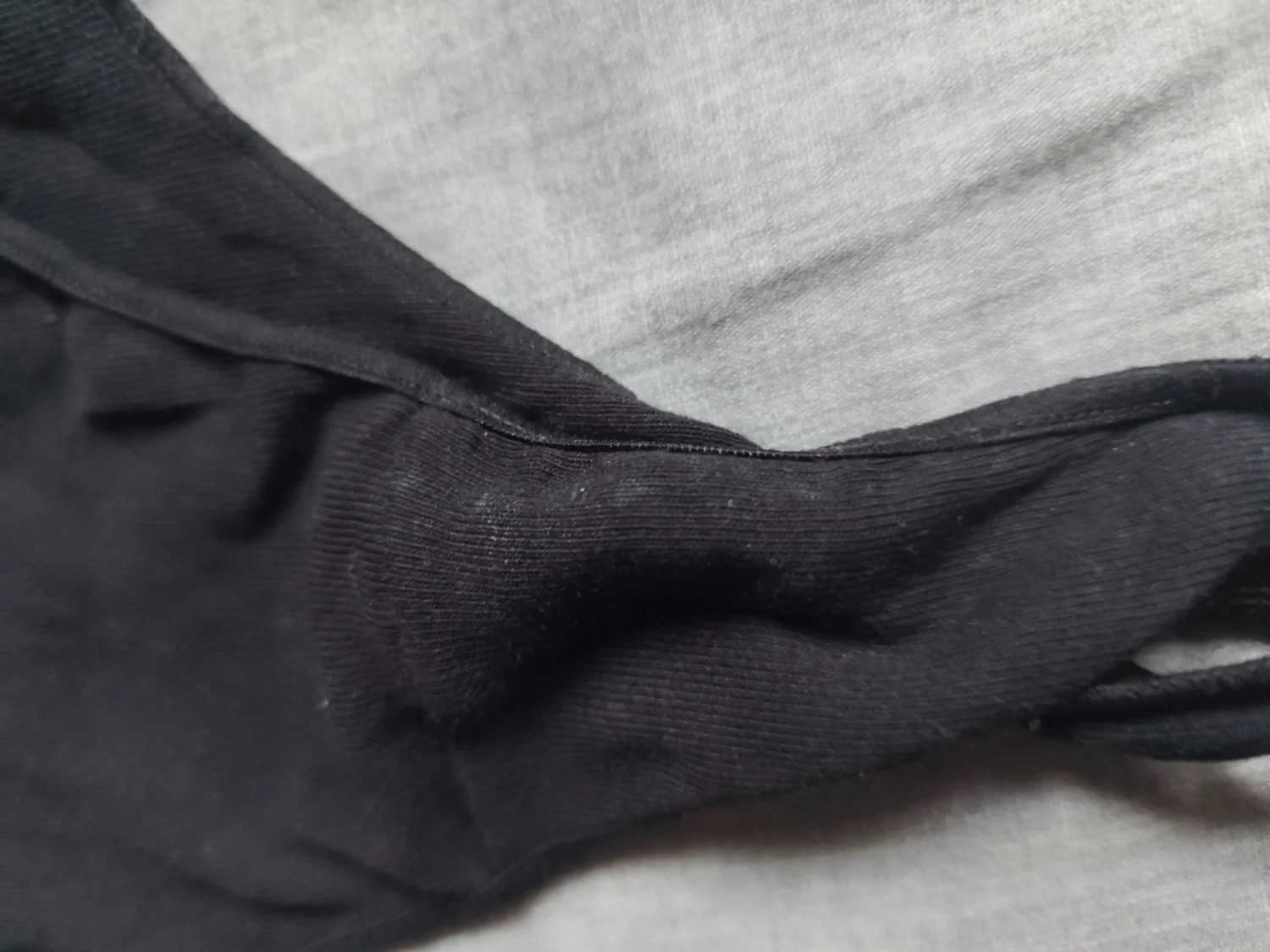 Tangas sucias de la puta gorda de mi cuñada image 2
