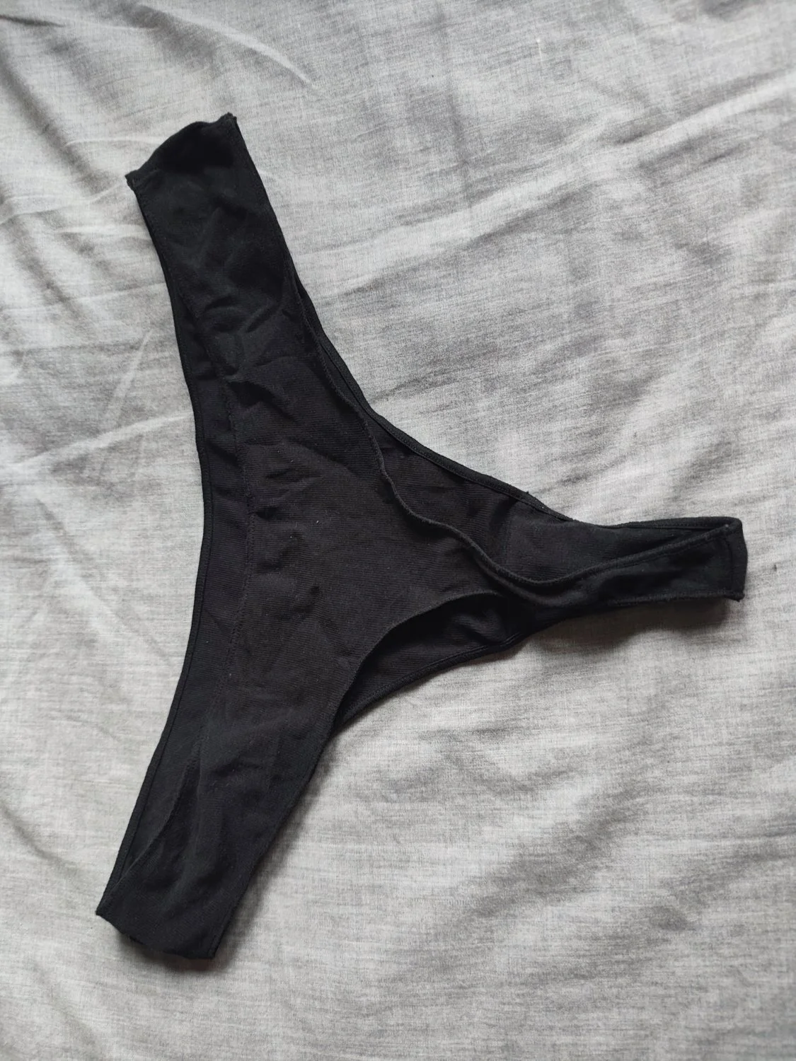 Tangas sucias de la puta gorda de mi cuñada image 3