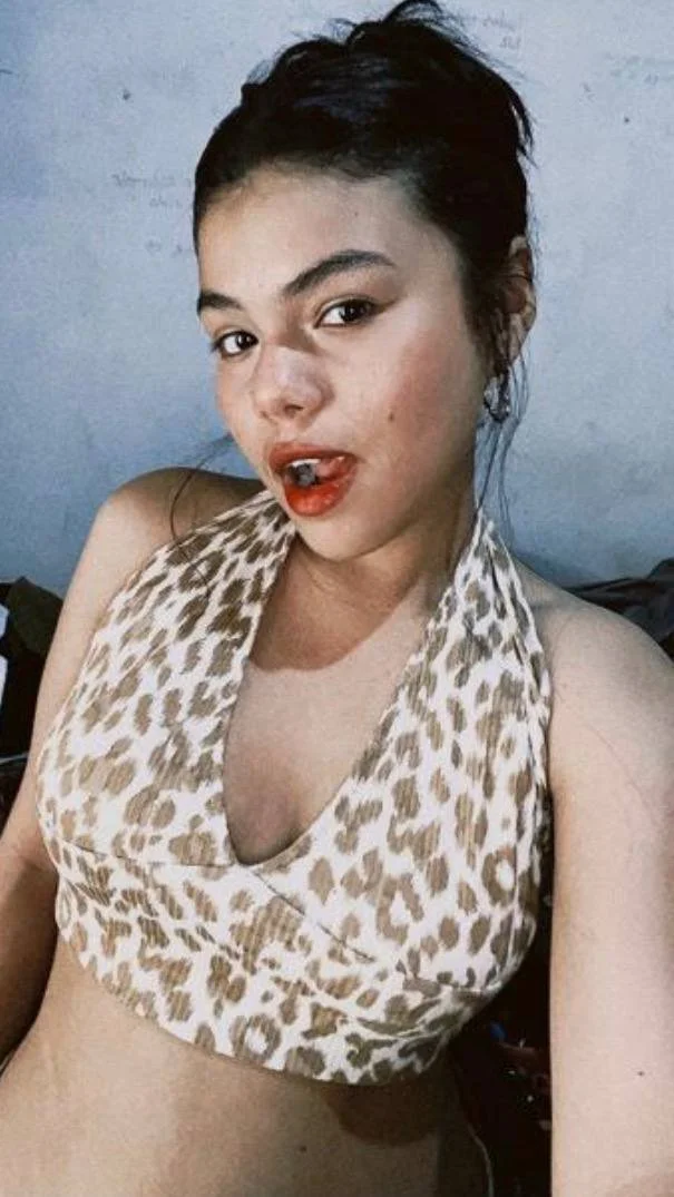 Rica zorrita putita se exhibe mostrando el culo y las tetas image 10