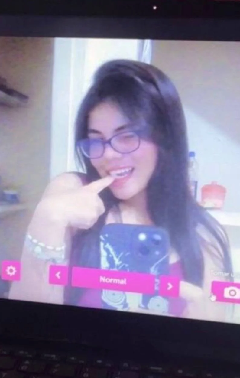 Rica zorrita putita se exhibe mostrando el culo y las tetas image 14