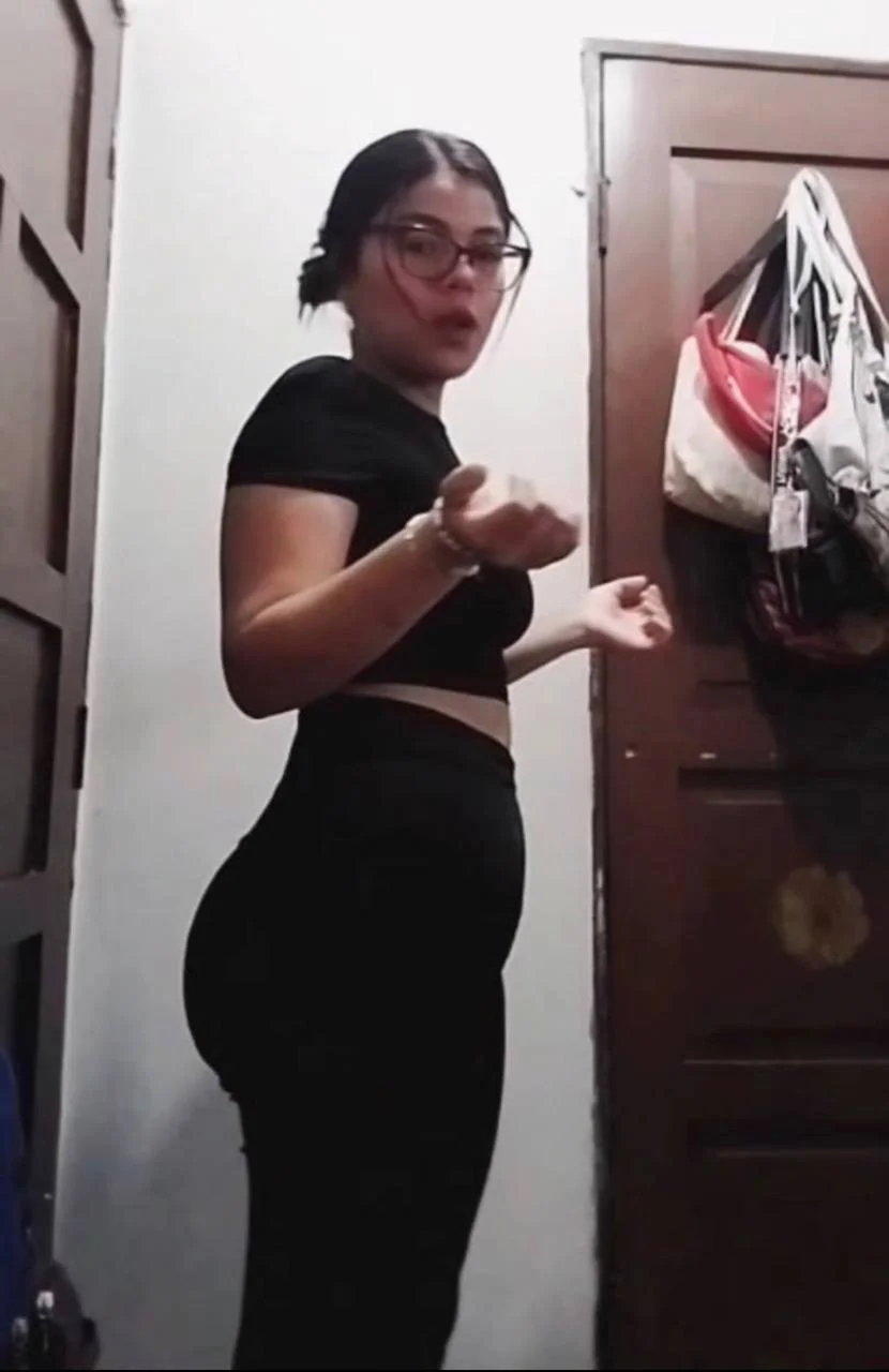 Rica zorrita putita se exhibe mostrando el culo y las tetas image 17