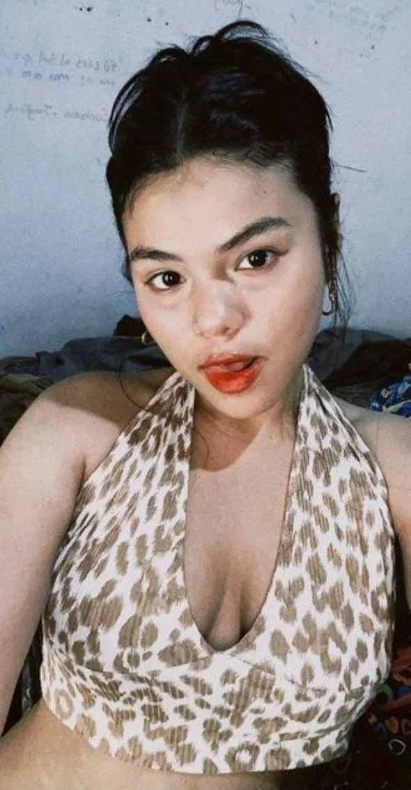 Rica zorrita putita se exhibe mostrando el culo y las tetas image 19
