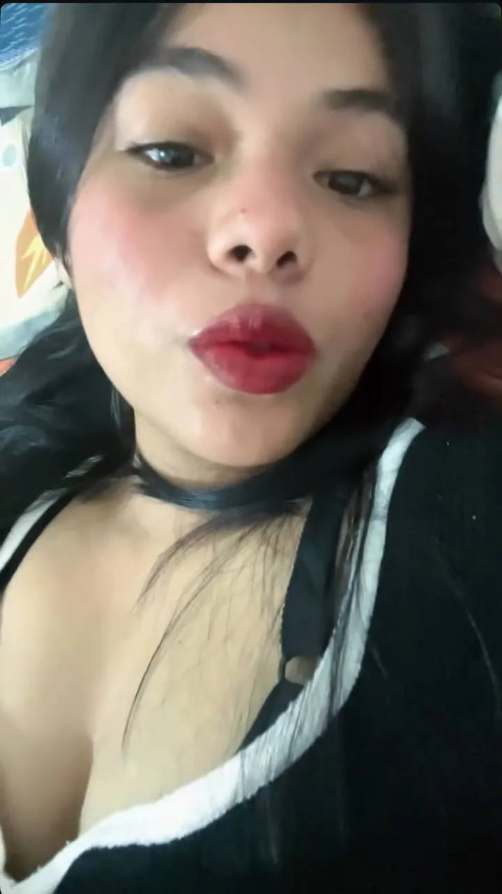 Rica zorrita putita se exhibe mostrando el culo y las tetas image 2