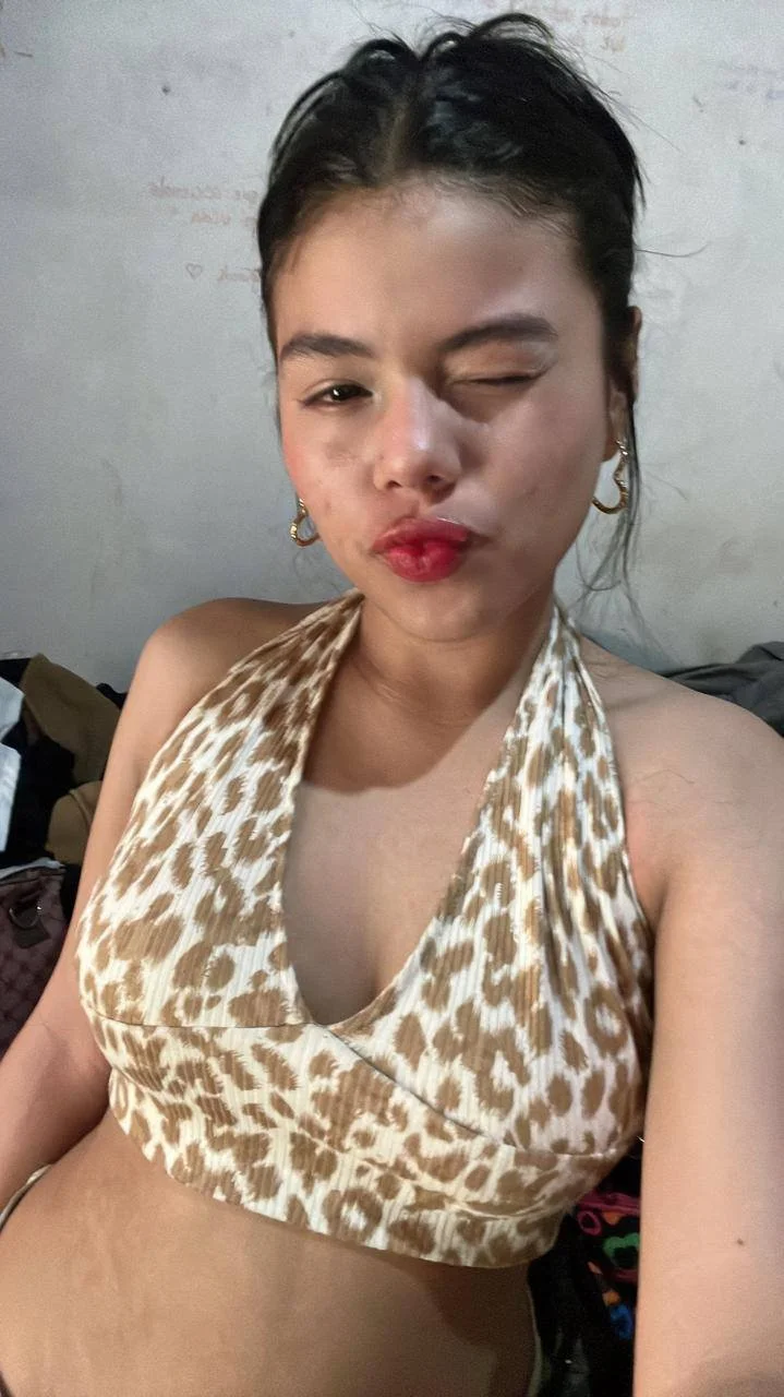 Rica zorrita putita se exhibe mostrando el culo y las tetas image 20