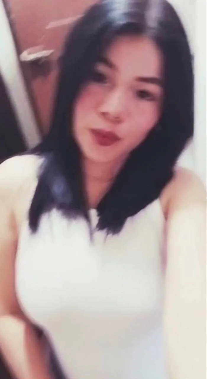 Rica zorrita putita se exhibe mostrando el culo y las tetas image 23