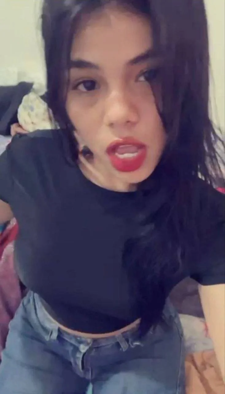 Rica zorrita putita se exhibe mostrando el culo y las tetas image 24