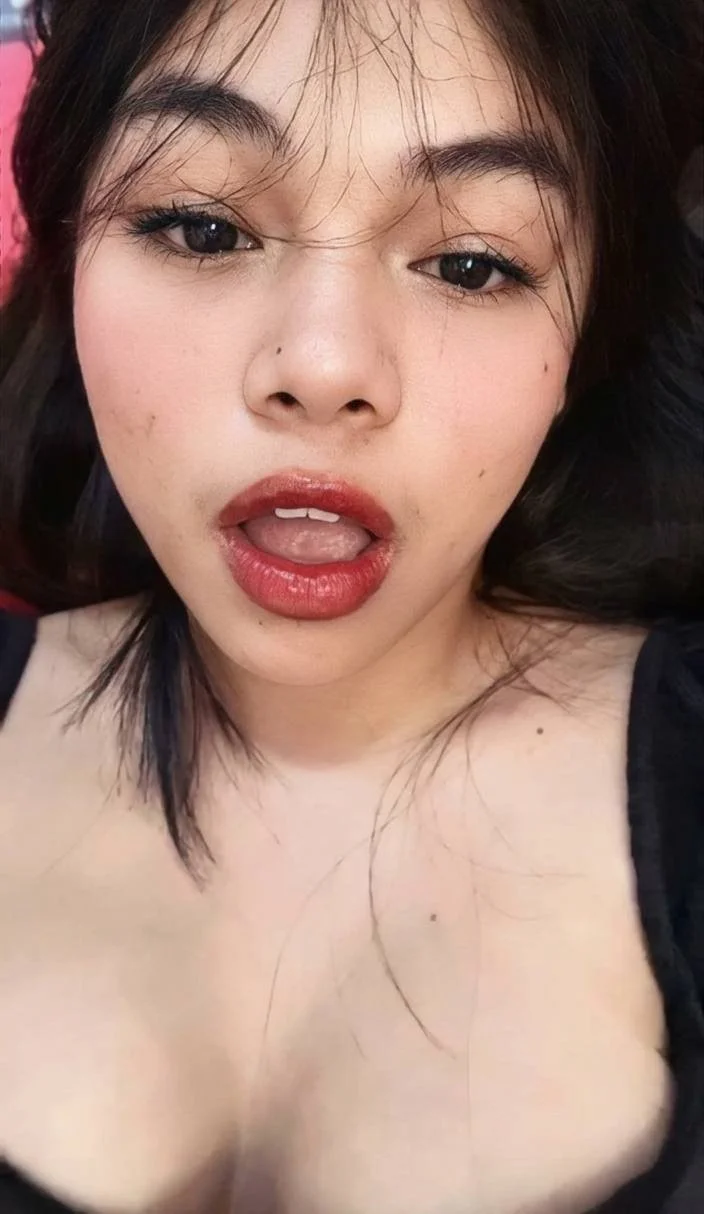 Rica zorrita putita se exhibe mostrando el culo y las tetas image 3
