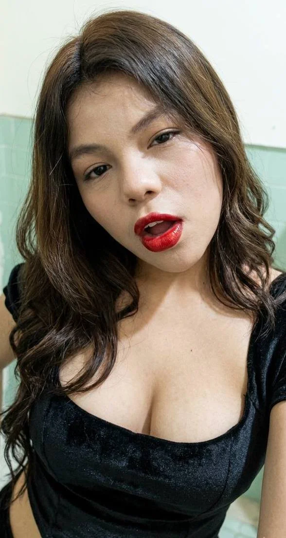 Rica zorrita putita se exhibe mostrando el culo y las tetas image 4