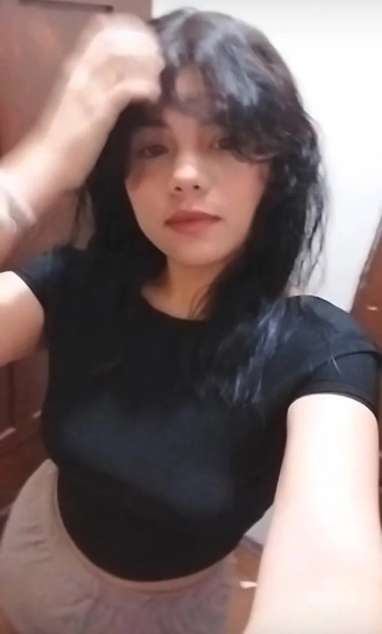 Rica zorrita putita se exhibe mostrando el culo y las tetas image 6