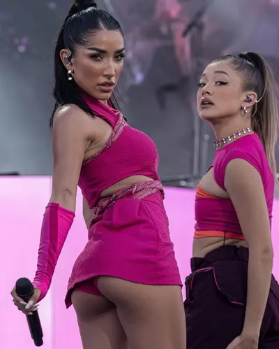 María Becerra mostrando el culo en show cover image