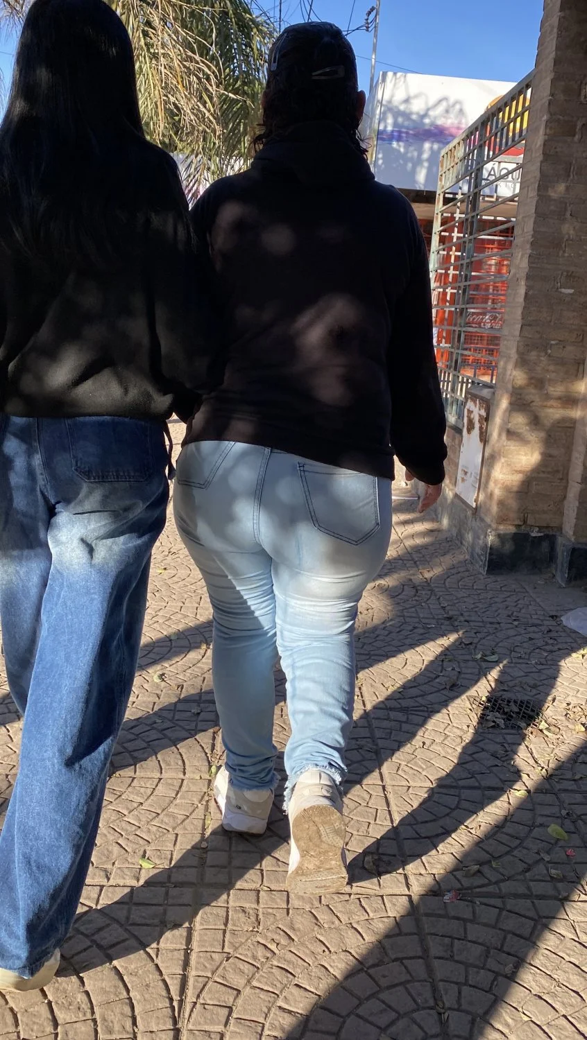 Culazo de madura en jeans image 10