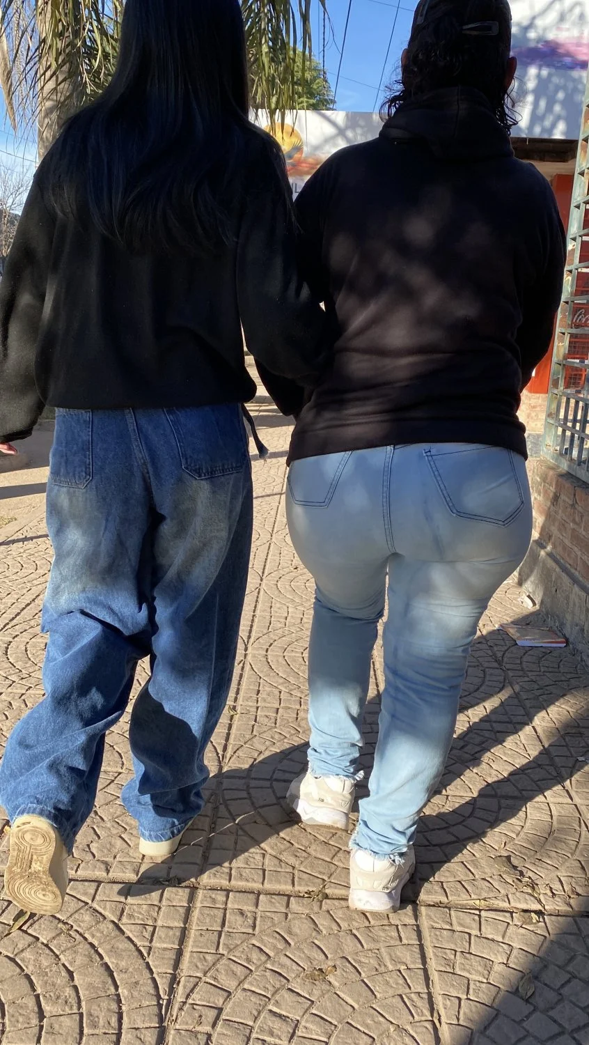 Culazo de madura en jeans image 11