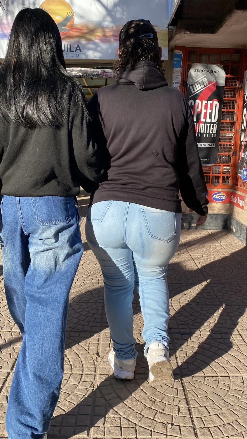 Culazo de madura en jeans image 13