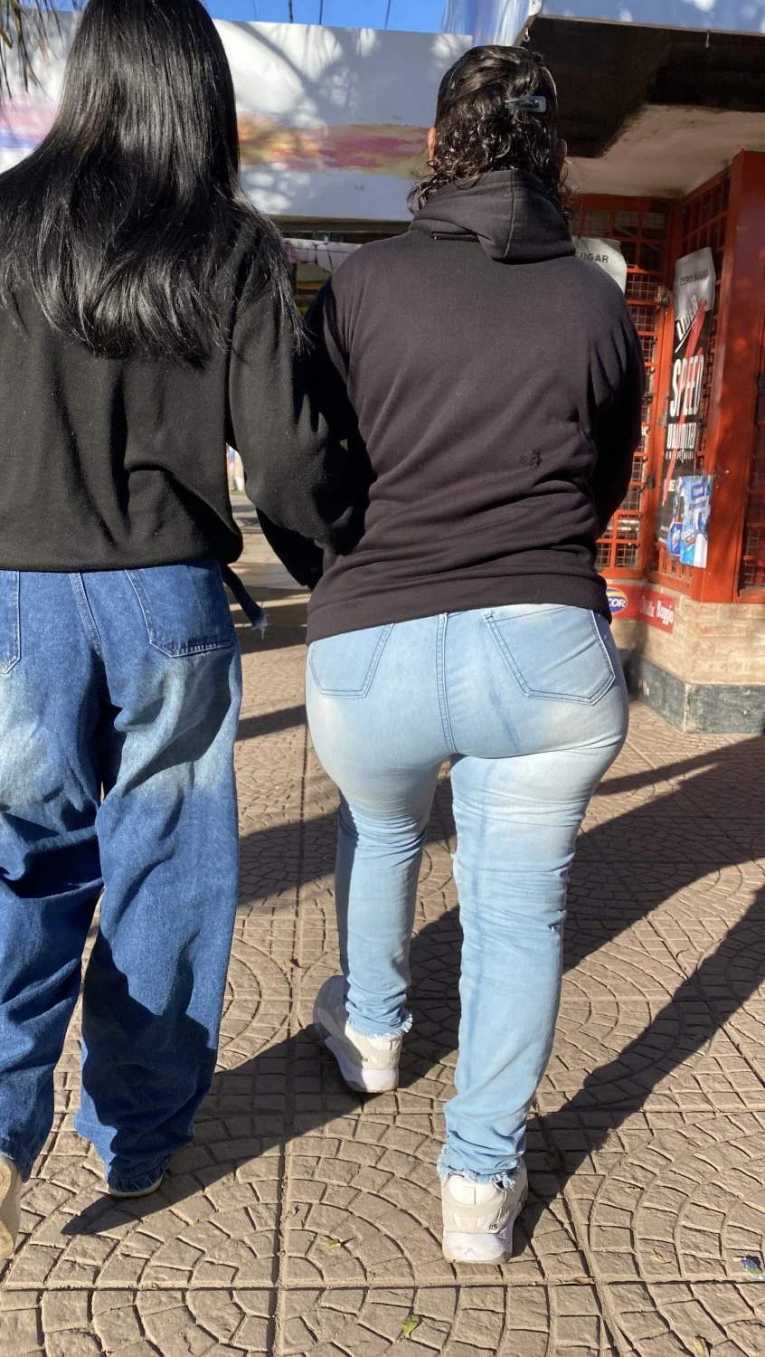 Culazo de madura en jeans image 2
