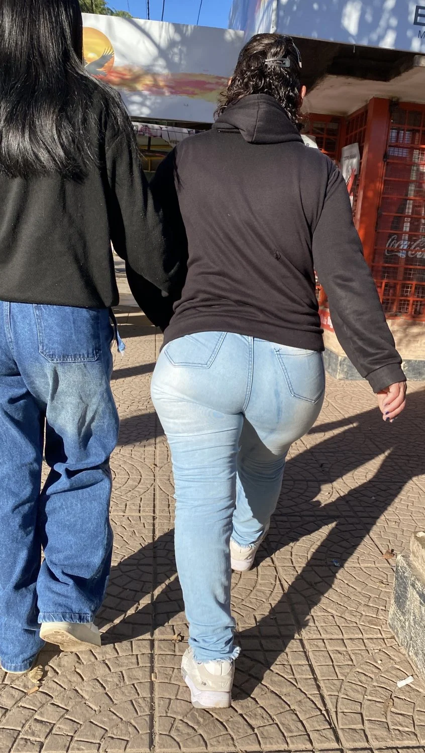 Culazo de madura en jeans image 3