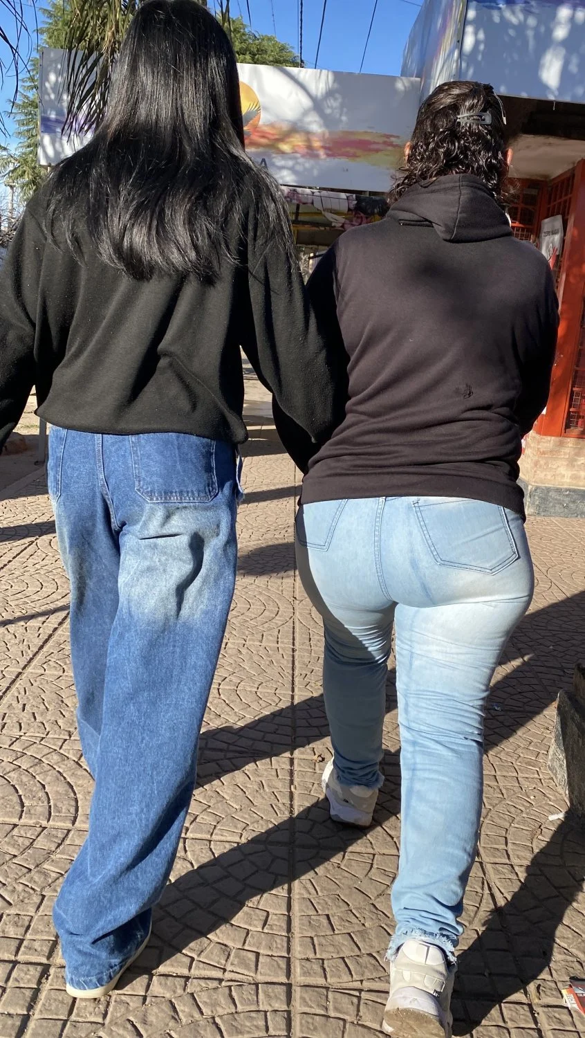 Culazo de madura en jeans image 4