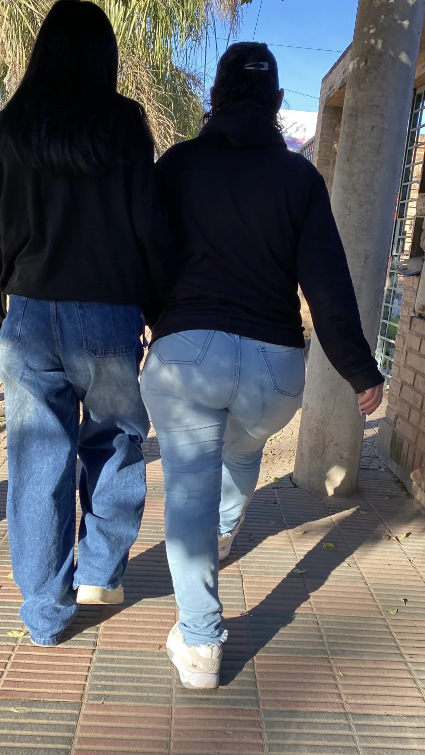 Culazo de madura en jeans image 5