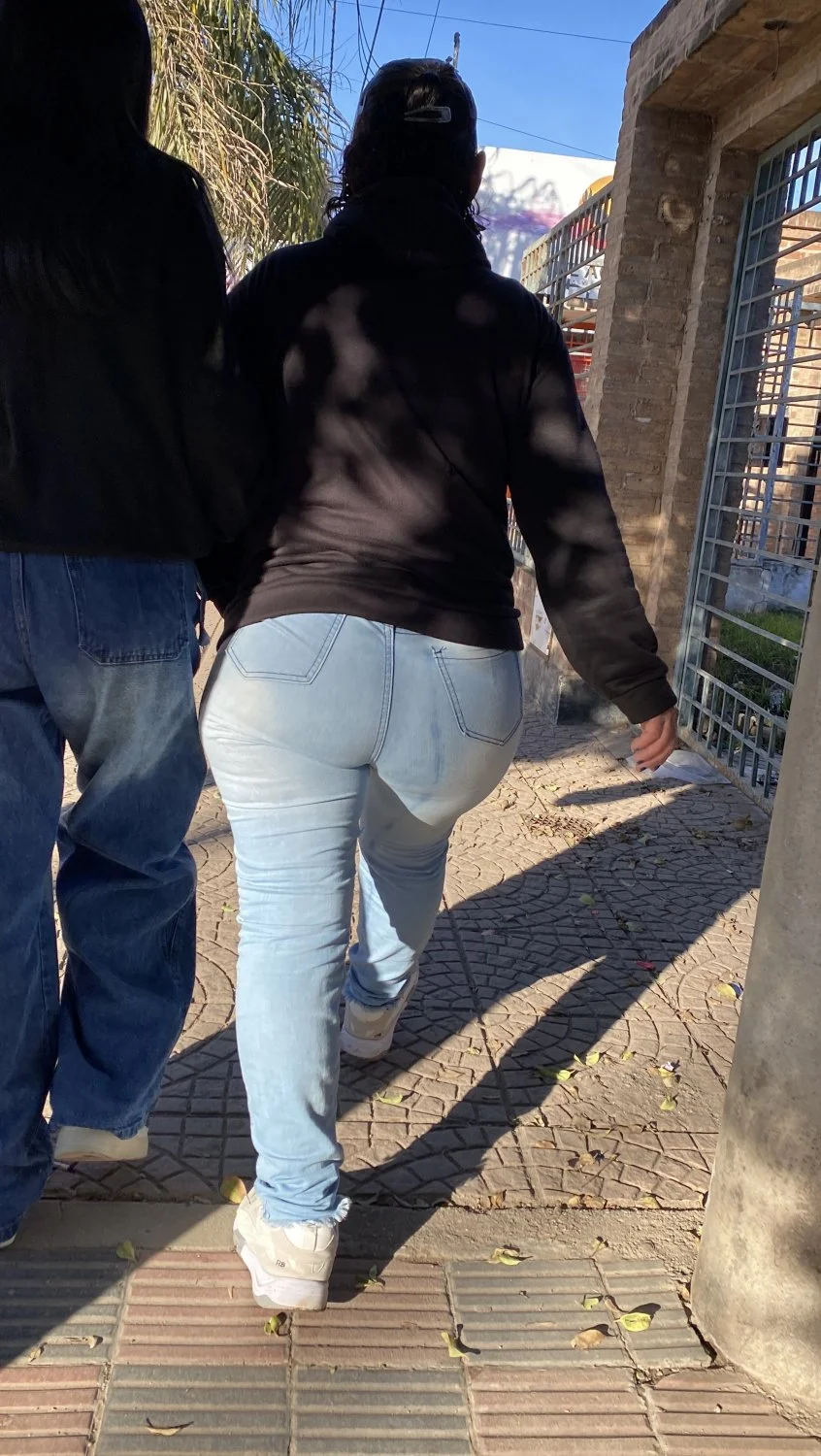 Culazo de madura en jeans image 6