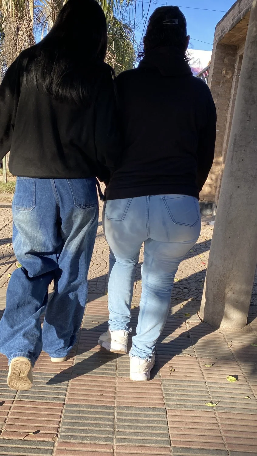 Culazo de madura en jeans image 7