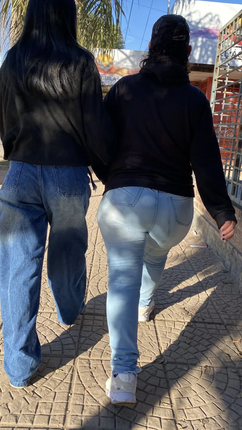Culazo de madura en jeans image 9