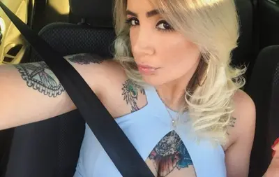 Loirassa toda tatuada mandando seus nudes deliciosos cover image