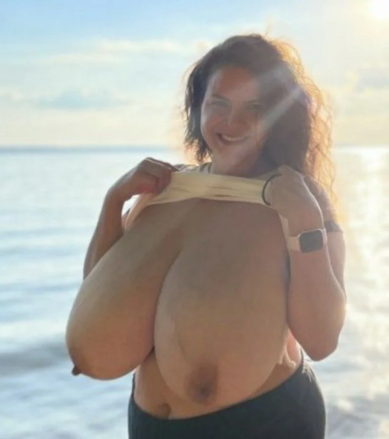 Beautiful woman and fantastic tits to enjoy image 7