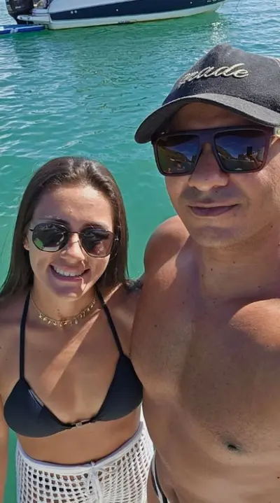 Casal vazou, corno, quem tiver interesse em trocar chamaaa cover image