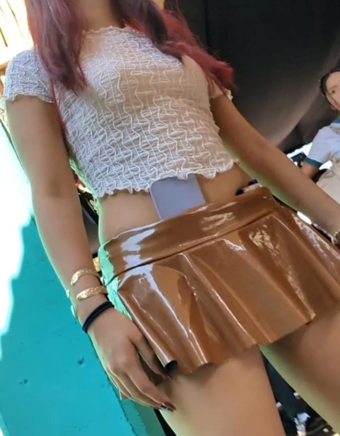 Bajo falda latina image 3