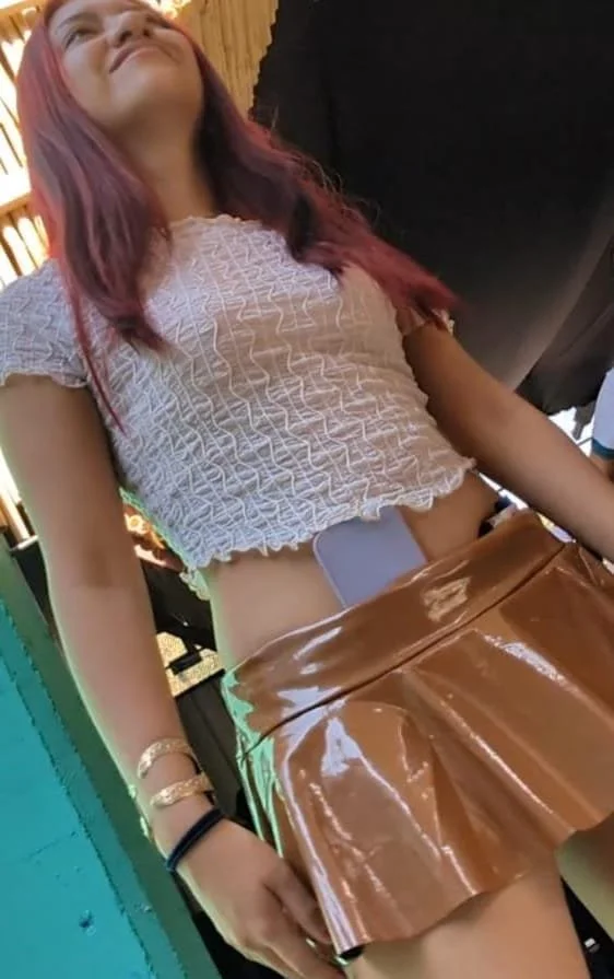 Bajo falda latina image 6