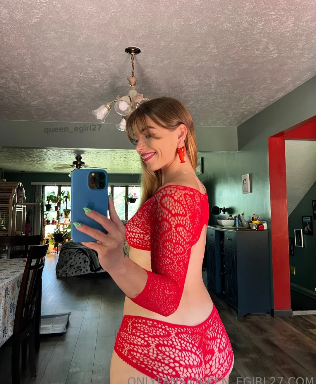 Queenegirlsback image 26