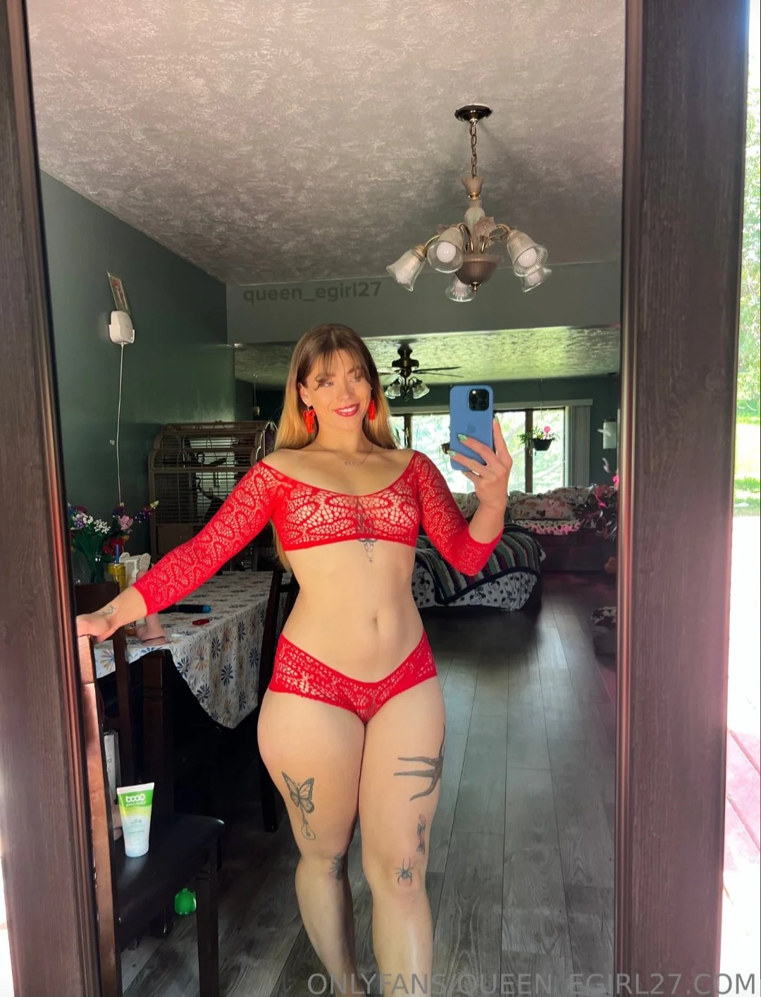 Queenegirlsback image 3